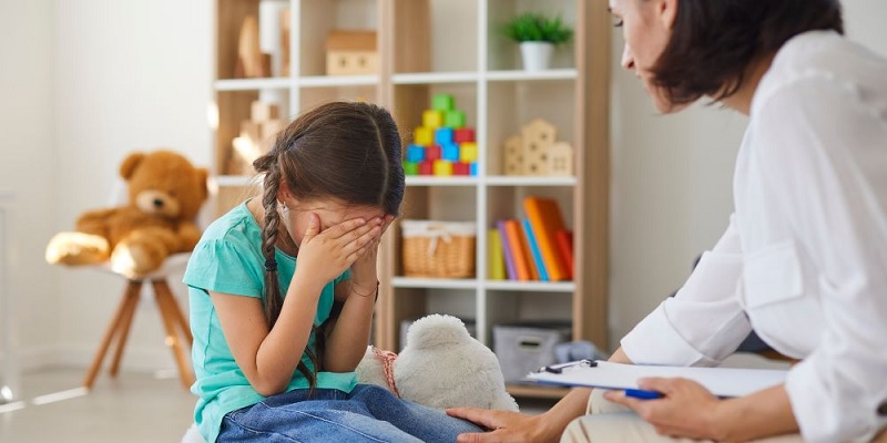 Điều hướng trẻ sang một hoạt động khác khi con ăn vạ. (Ảnh: Sưu tầm internet)