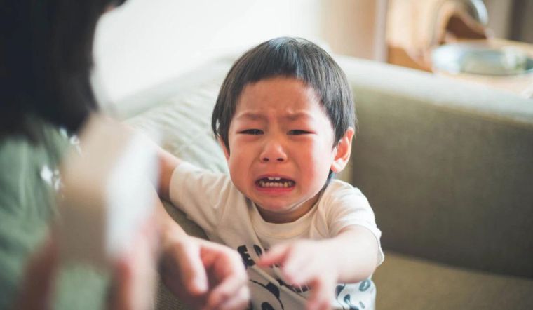 Giúp trẻ hiểu được cảm xúc của mình trước khi con muốn ăn vạ. (Ảnh: Sưu tầm internet)