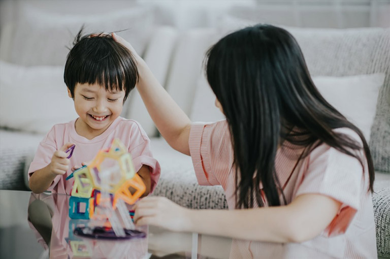 Ba mẹ cần phải giao tiếp, tương tác với bé nhiều hơn (Ảnh: Sưu tầm internet)