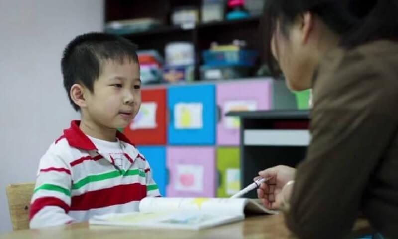 Khả năng tập trung của bé vào một vấn đề khá kém. (Ảnh: Daytrechamnoi)