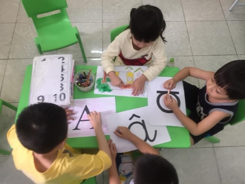 Việc dạy trẻ tự kỷ tập viết cần có kế hoạch rõ ràng. (Ảnh: Sưu tầm internet)