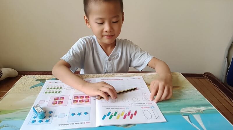 Bố mẹ nên đầu tư đồ dùng tập viết ngộ nghĩnh cho trẻ tập viết. (Ảnh: sưu tầm internet)