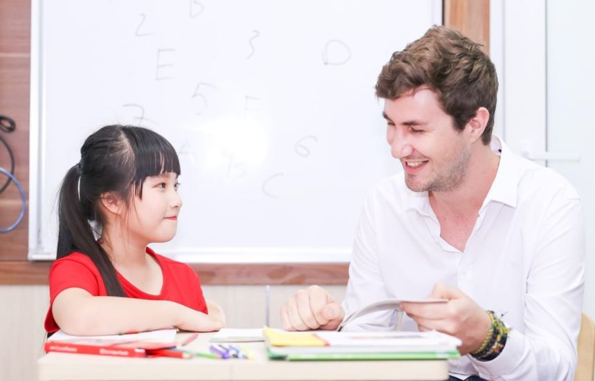 Kiên nhẫn và luôn khuyến khích sẽ giúp bé thêm tự tin khi học tiếng Anh. (Ảnh: Sưu tầm Internet)