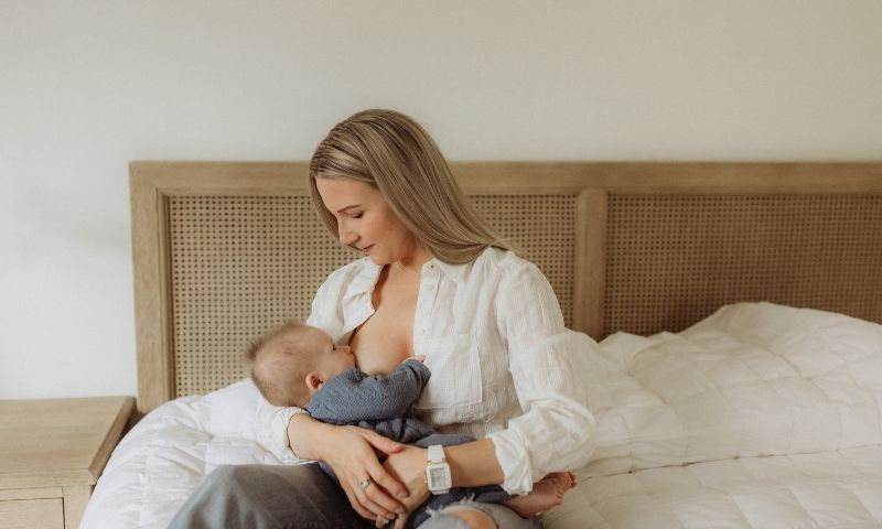 Cho bé bú giúp giảm cân hiệu quả. (Ảnh: Nguồn Internet)