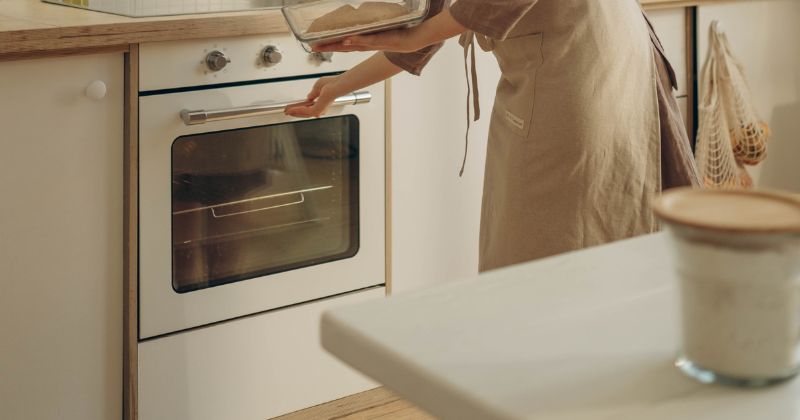 Không được hâm sữa bằng lò vi sóng. (Ảnh: Sưu tầm Internet)