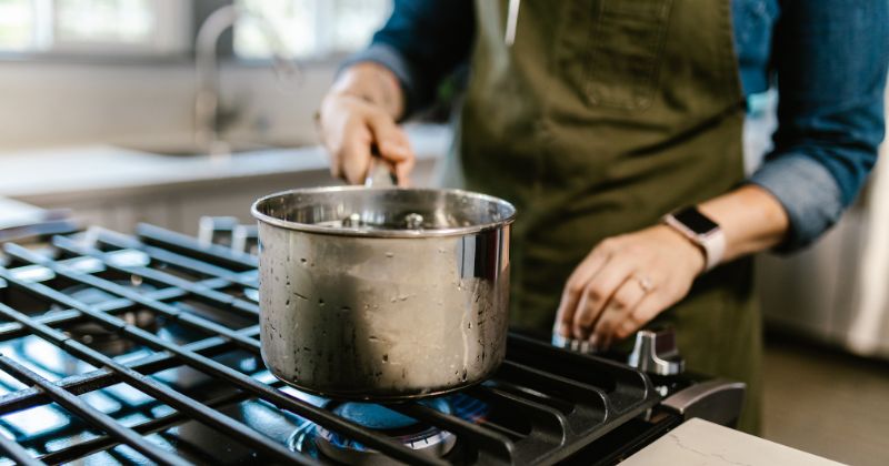 Hâm sữa bằng nước quá nóng sẽ làm giảm dinh dưỡng. (Ảnh: Sưu tầm Internet)