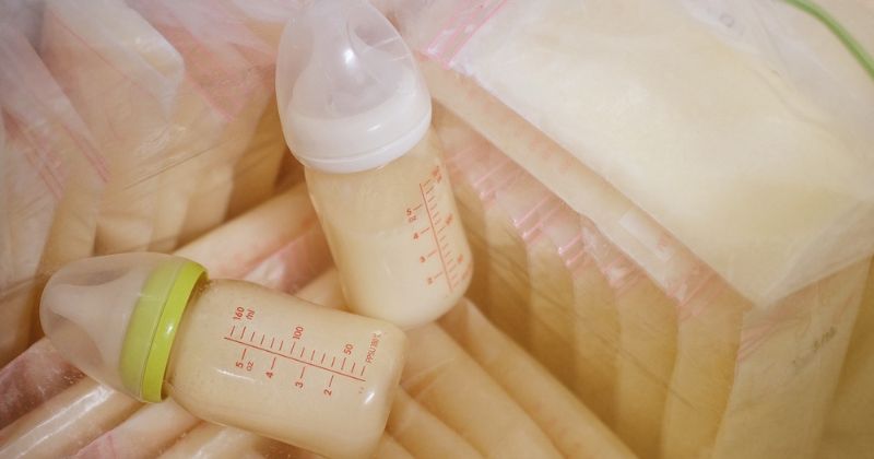 Không nên lắc mạnh bình sữa khi hâm. (Ảnh: Sưu tầm Internet)