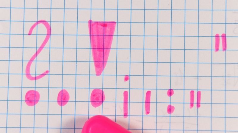 Dùng màu sắc ghi chú bé dễ dàng nhớ bài hơn. (Ảnh: Shutterstock.com)