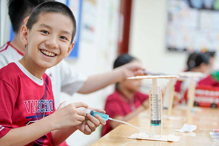 Giúp con biết cách ứng dụng toán học vào thực tiễn. (Ảnh: Sưu tầm internet)