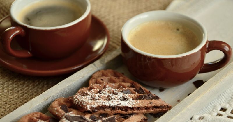 Mẹ nên kiêng các thực phẩm chứa chất kích thích (Ảnh: Sưu tầm Internet)