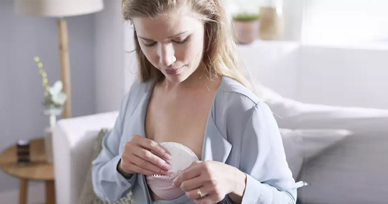 Miếng lót sữa là đồ dùng cần thiết cho mẹ bỉm ở cữ mùa hè. (Nguồn: Sưu tầm Internet)