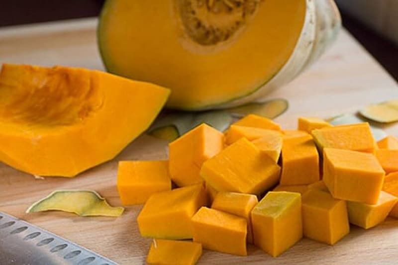 Cách làm sốt bí đỏ cho bé. (Ảnh: sưu tầm internet)