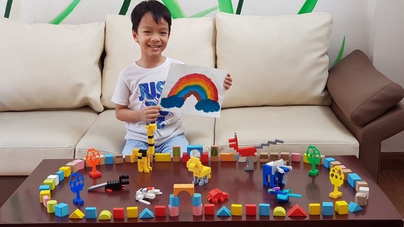 Cần lựa chọn đồ chơi phù hợp với độ tuổi của con (Ảnh: Sưu tầm internet)