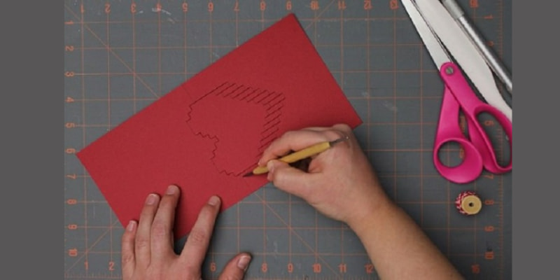 Lấy bút bi hết mực hay dao rọc di nhẹ theo các nét chưa cắt. (Ảnh: Sưu tầm Internet)