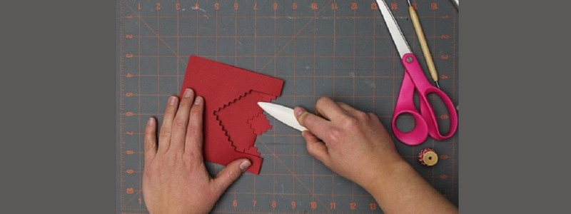 Gấp thiệp lại vuốt các nếp để chúng không bị nổi cộm. (Ảnh: Sưu tầm Internet)