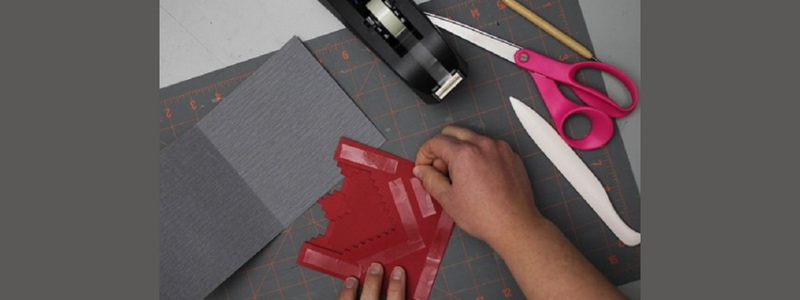 Dán băng dính 2 mặt phía sau trái tim. (Ảnh: Sưu tầm Internet)