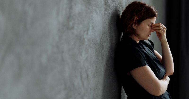 Tinh thần của mẹ không tốt, bị trầm cảm ảnh hưởng tiết sữa. (Ảnh: Sưu tầm Internet)