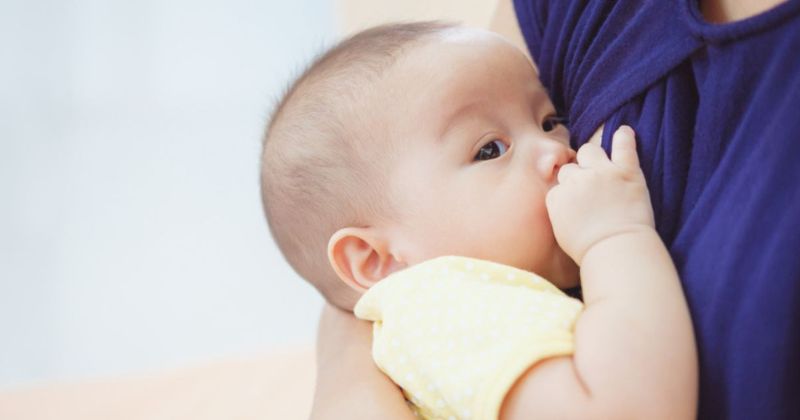 Cho trẻ bú mẹ đều đặn giúp tăng tiết sữa. (Ảnh: Sưu tầm Internet)