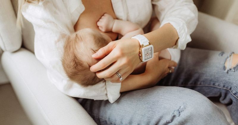 Sức ti của trẻ kém ảnh hưởng đến việc tiết sữa. (Ảnh: Sưu tầm Internet)