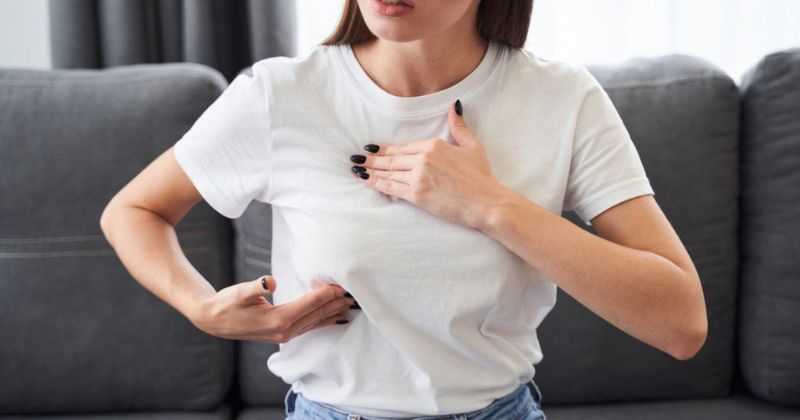 Massage ngực giúp lưu thông và kích thích tuyến sữa. (Ảnh: Sưu tầm Internet)