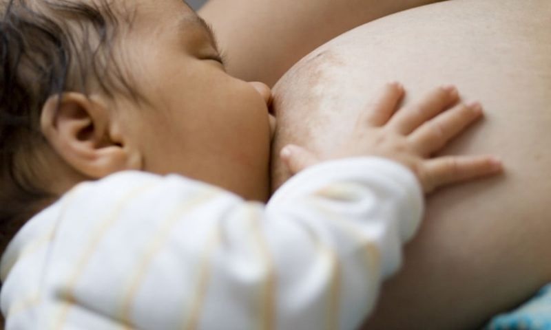 Trẻ sẽ lớn nhanh hơn khi được bú mẹ 6 tháng đầu đời. (Ảnh: Sưu tầm Internet)