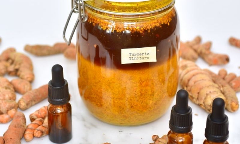 Mát xa kết hợp rượu gừng nghệ. (Nguồn: Ảnh Internet)