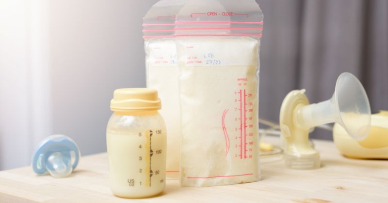 Không lắc mạnh bình hay túi đựng sữa khi rã đông. (Ảnh: Sưu tầm Internet)