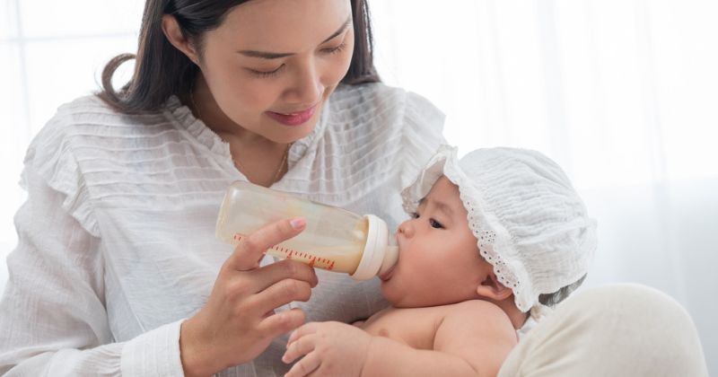 Mẹ có thể nhận biết sữa có bị hỏng hay không qua phản ứng của trẻ. (Ảnh: Sưu tầm Internet)