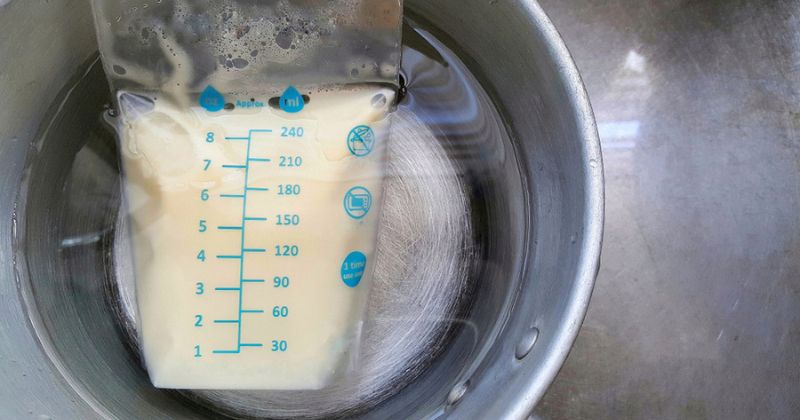 Cho sữa vào bát nước giúp rã đông nhanh chóng. (Ảnh: Sưu tầm Internet)