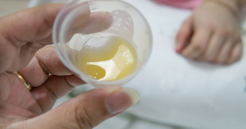 Sữa mẹ nếu đã bị hỏng sẽ tạo váng không tan. (Ảnh: Sưu tầm Internet)