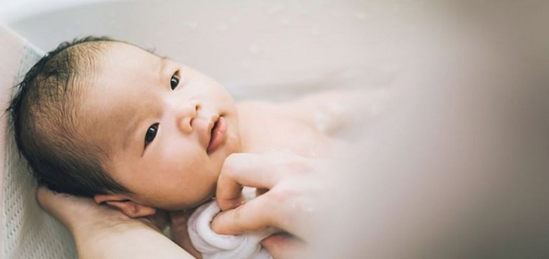 Thao tác tắm cho bé nhẹ nhàng, không tắm quá lâu (Ảnh: Sưu tầm internet)