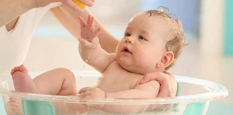 Cần chú ý đến nhiệt độ nước, dung dịch tắm và môi trường tắm cho trẻ (Ảnh: Sưu tầm internet)