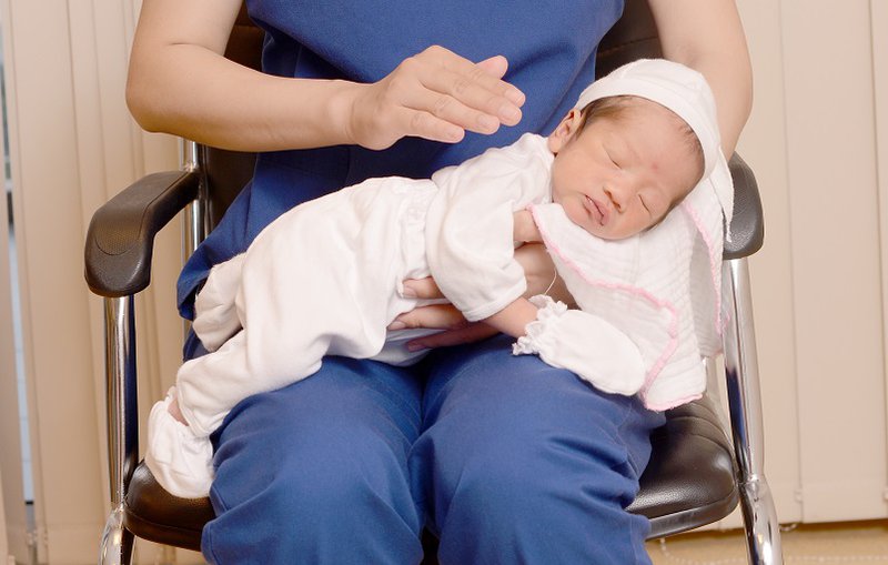 Vỗ ợ hơi đúng cách giúp bé ăn, ngủ ngon hơn (Ảnh: Sưu tầm internet)