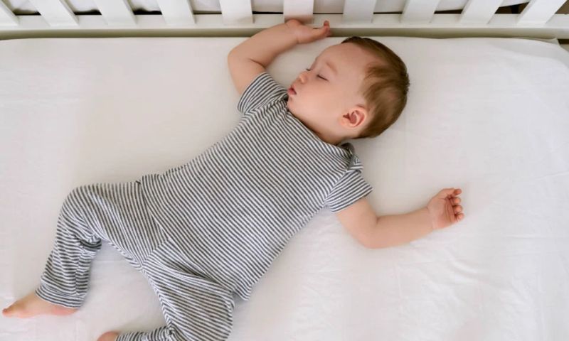 Cho bé ngủ trong cũi phòng tránh trẻ bị ngã. (Ảnh: Nguồn Internet)