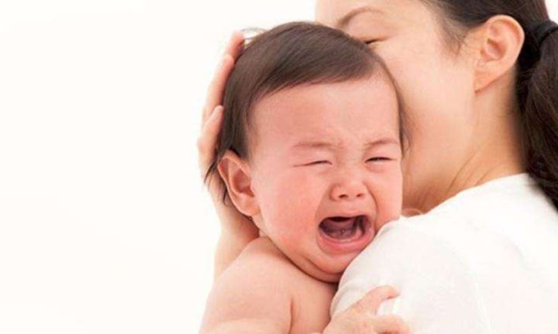 Chấn an trẻ để con bớt sợ hãi. (Ảnh: Nguồn Internet)