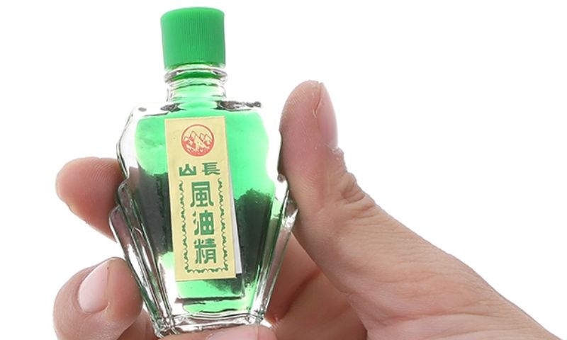 Không sử dụng dầu gió khi trẻ bị ngã. (Ảnh: Nguồn Internet)