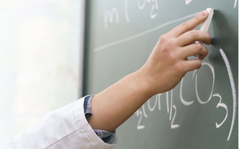 Bài tập về cân bằng hóa học. (Ảnh: Shutterstock.com)