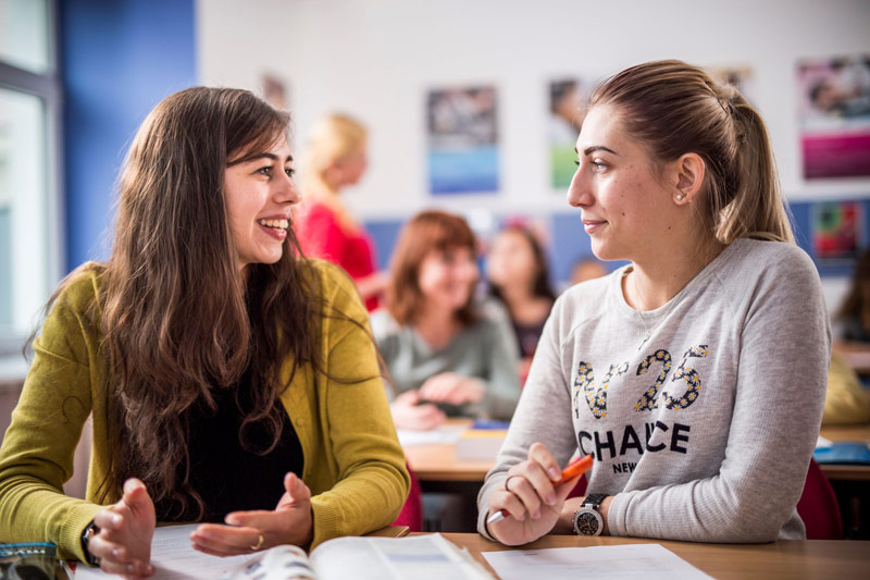 Cân bằng việc luyện nghe và nói để cải thiện kỹ năng. (Ảnh: Sưu tầm Internet)