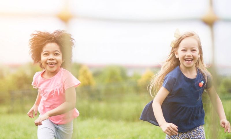 Trẻ sống vui vẻ, tích cực. (Ảnh: Nguồn Internet)