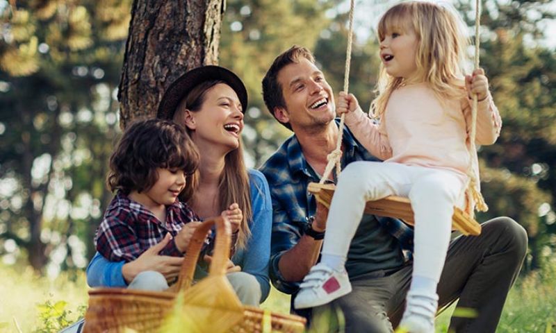 Cha mẹ sống tích cực giúp lan tỏa năng lượng tới trẻ. (Ảnh: Nguồn Internet)