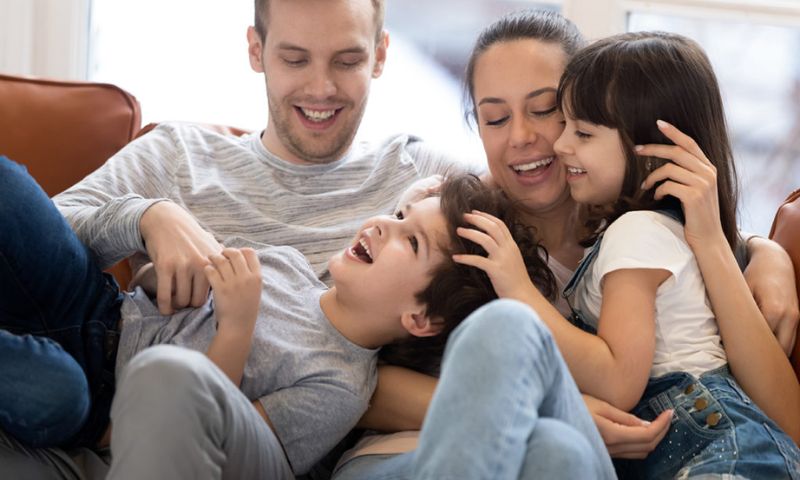 Cùng con chuyện trò tạo không khí vui vẻ. (Ảnh: Nguồn Internet)