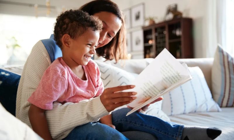 Luôn đồng hành cùng con trẻ. (Ảnh: Nguồn Internet)