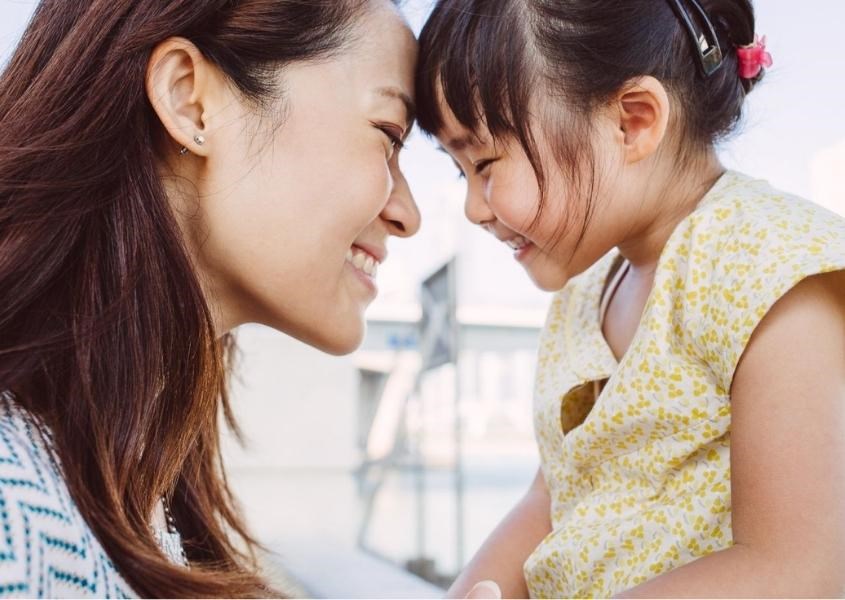 Cha mẹ cần giải thích cho trẻ hiểu một cách nhẹ nhàng và gần gũi với trẻ  (Ảnh: Sưu tầm internet)