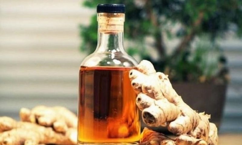 Dùng rượu gừng massage tan mỡ và căng da bụng. (Ảnh: Nguồn Internet)