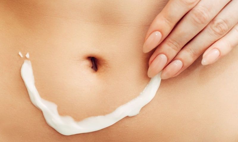 Bôi kem dưỡng thường xuyên để bụng phẳng đẹp hơn. (Ảnh: Nguồn Internet)