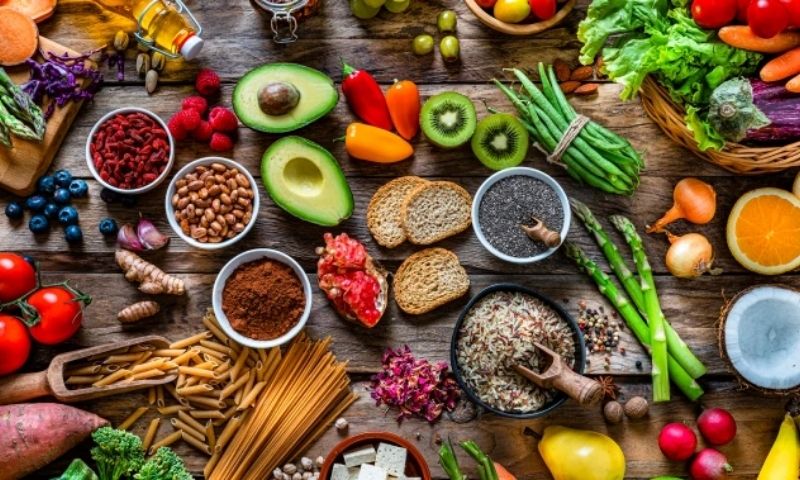 Mẹ sau sinh mổ cần ăn đủ chất. (Ảnh: Nguồn Internet)