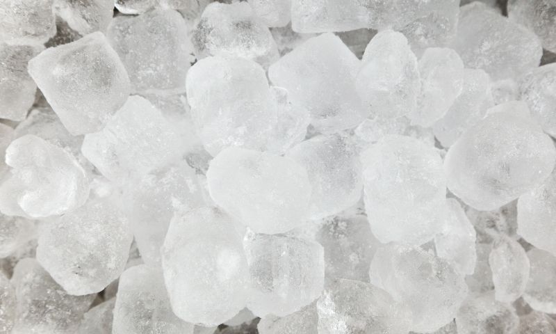 Đá lạnh giúp hạn chế lưu thông máu, làm giảm đau ngứa. (Ảnh: Nguồn Internet)