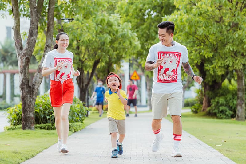 Cùng con tập luyện thể thao nâng cao sức khỏe. (Ảnh: Internet)