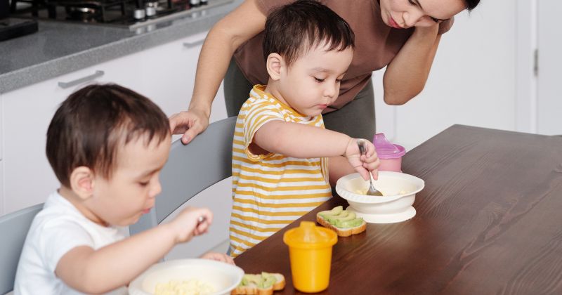 Tăng khẩu phần ăn dặm của con để dễ cai sữa mẹ. (Ảnh: Sưu tầm Internet)