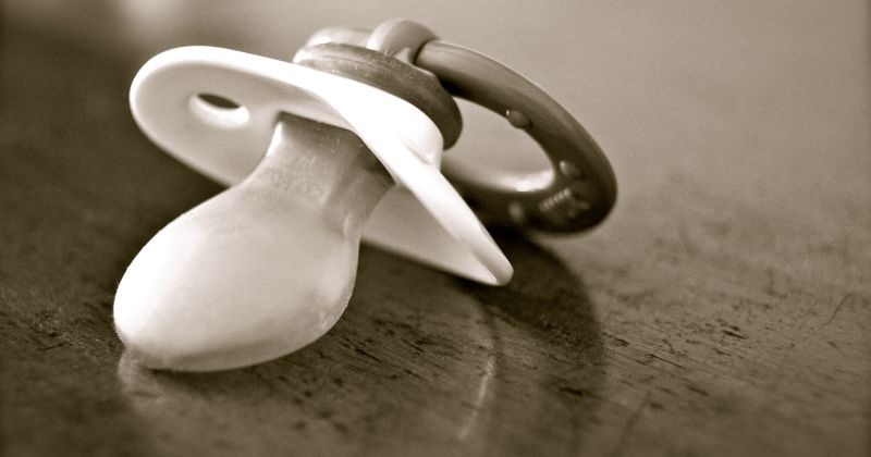 Sử dụng ti giả giúp trẻ dễ cai sữa mẹ hơn. (Ảnh: Sưu tầm Internet)